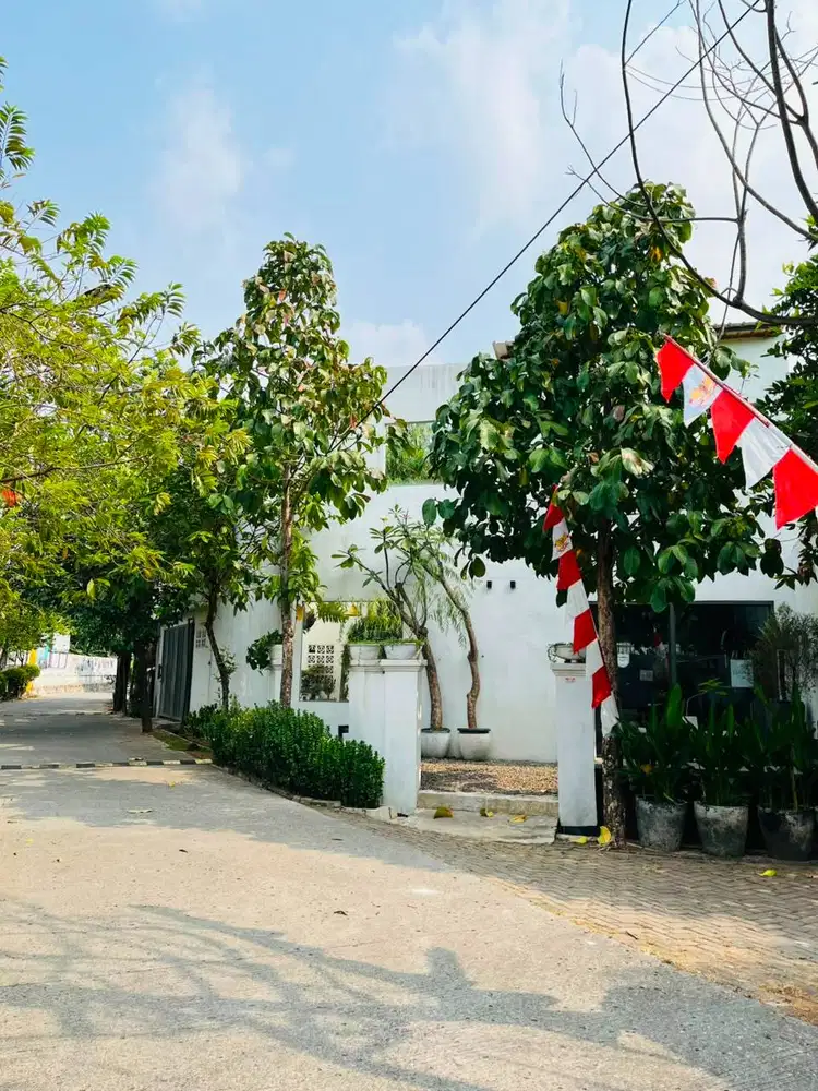 DIJUAL / DISEWAKAN RUMAH ESTETIK + TEMPAT USAHA SIAP PAKAI