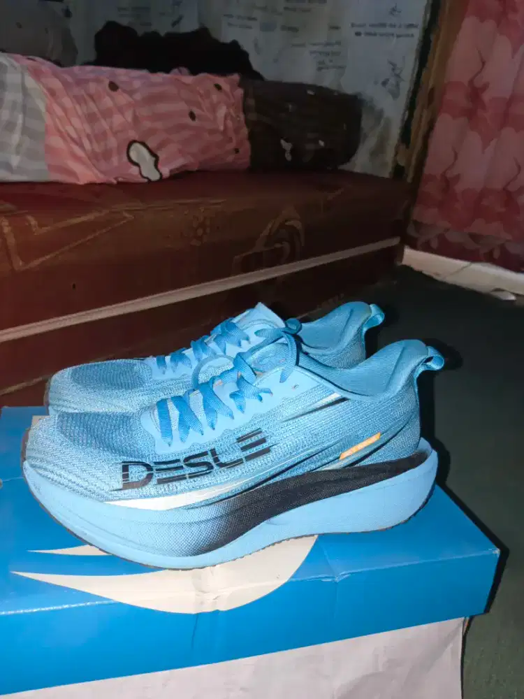sepatu running desle