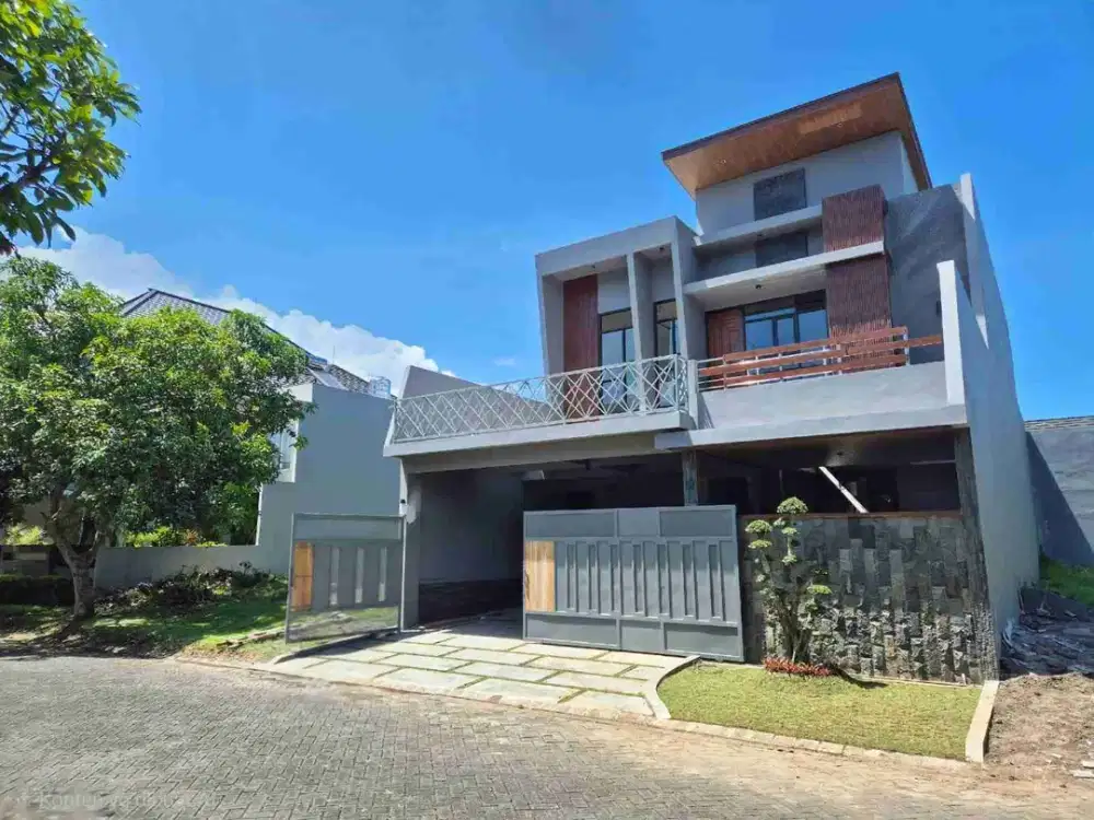 Rumah Mewah Luas 250 m² di Boulevard Greenwood Golf Araya Malang.