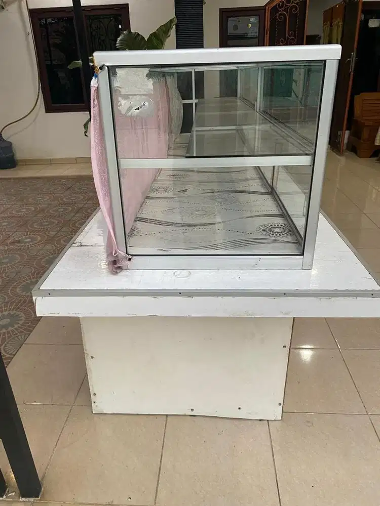 Jual Etalase dan Meja Masih Sangat Bagus