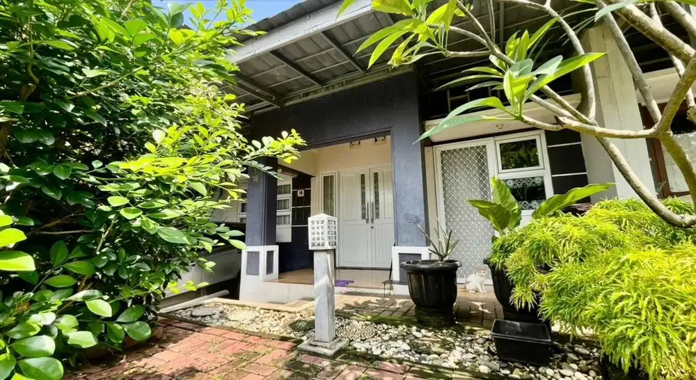 Tidak pintu temu pintu rumah orang,depan taman,dekat tol,bonus furnis.