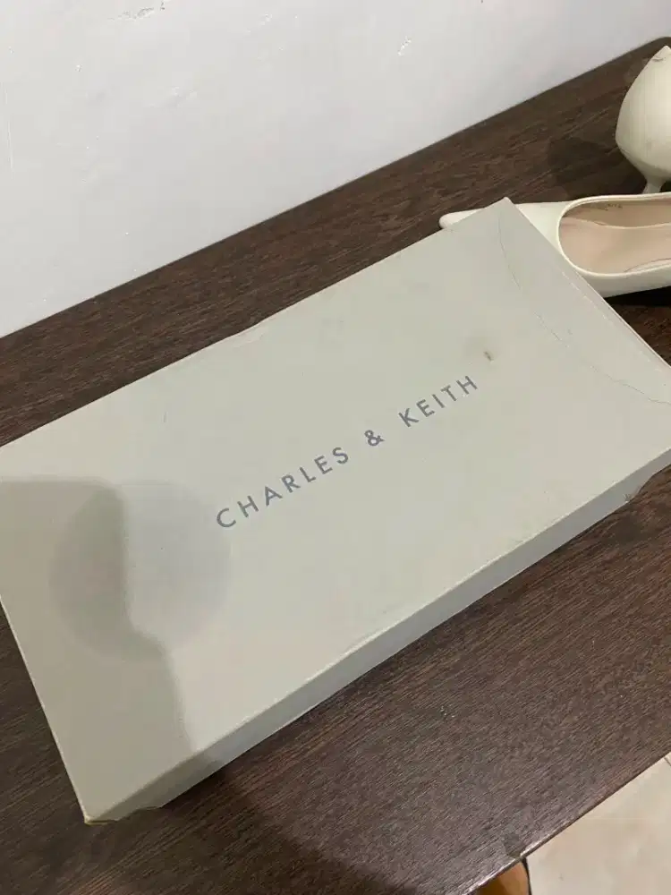 Ini sepatuCharles & keith
Pointed-Toe Flared Pumps - Chalk
Size : 35