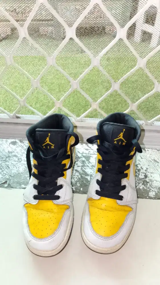 Sepatu Air Jordan 1 Mid ‘University Gold’