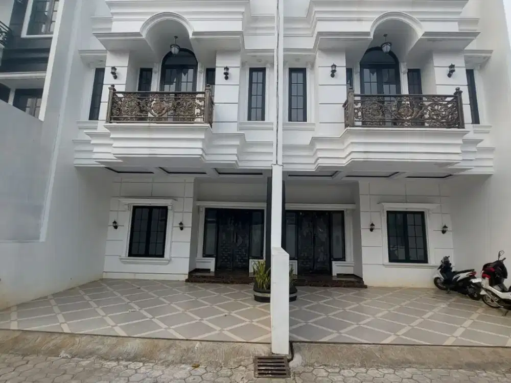 RUMAH BARU 3 LANTAI CLUSTER STRATEGIS PINGGIR JALAN RAYA KAHFI II JAGAKARSA JAKSEL DEKAT AKSES TOL