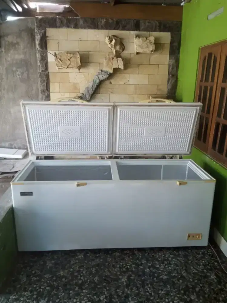 Freezer box bekas merk modena 650L