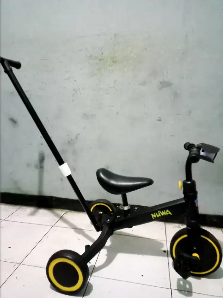 Dijual sepeda roda tiga anak merk PMB kondisi masih bagus normal semua