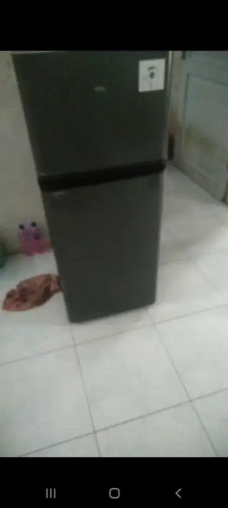 Kulkas 2pintu merk TCL