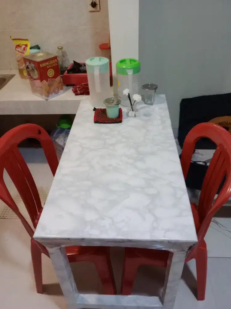 Meja Kayu plus 2 Kursi Plastik Sandar