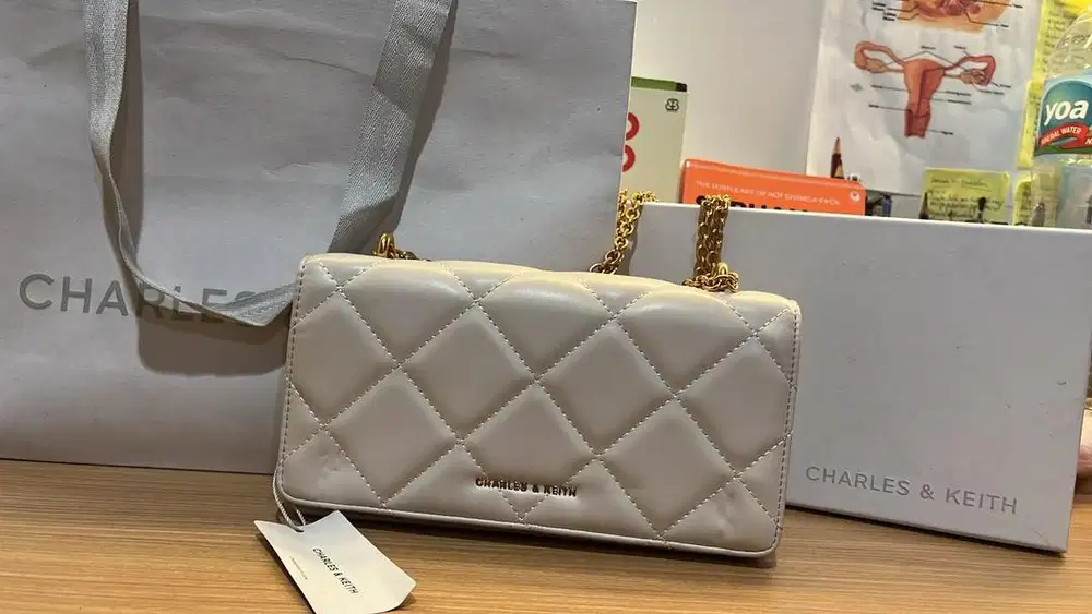 DIJUAL TAS CHARLES & KEITH ORIGINAL
