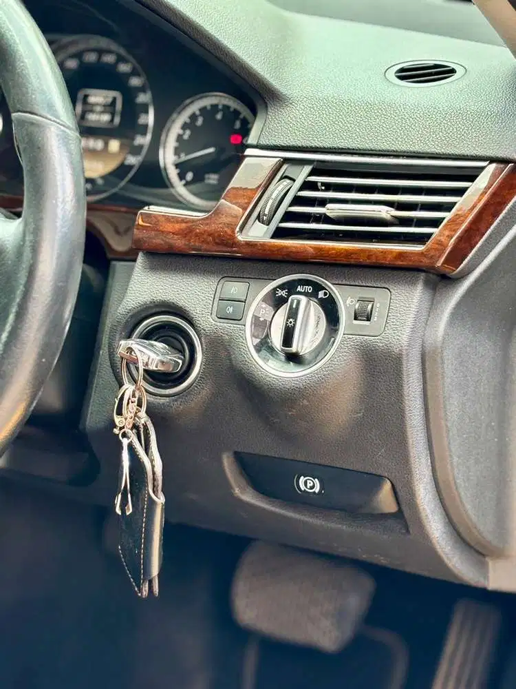 Mercedes-Benz E200 2011 Bensin