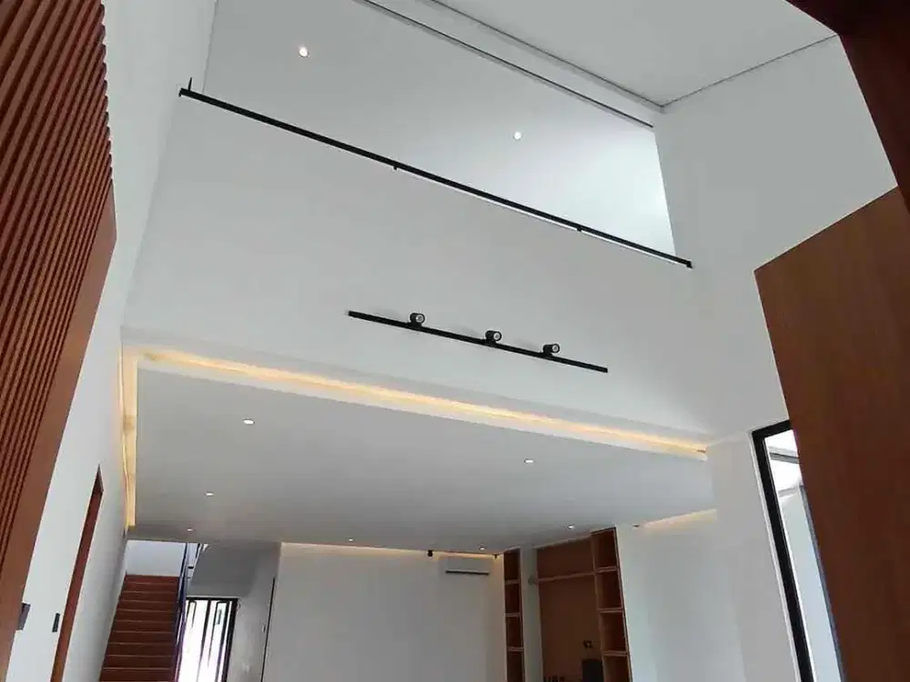 RUMAH CANTIK SIAP HUNI DENGAN LINGKUNGAN NYAMAN, BERLOKASI STRATEGIS DI JAKBAR