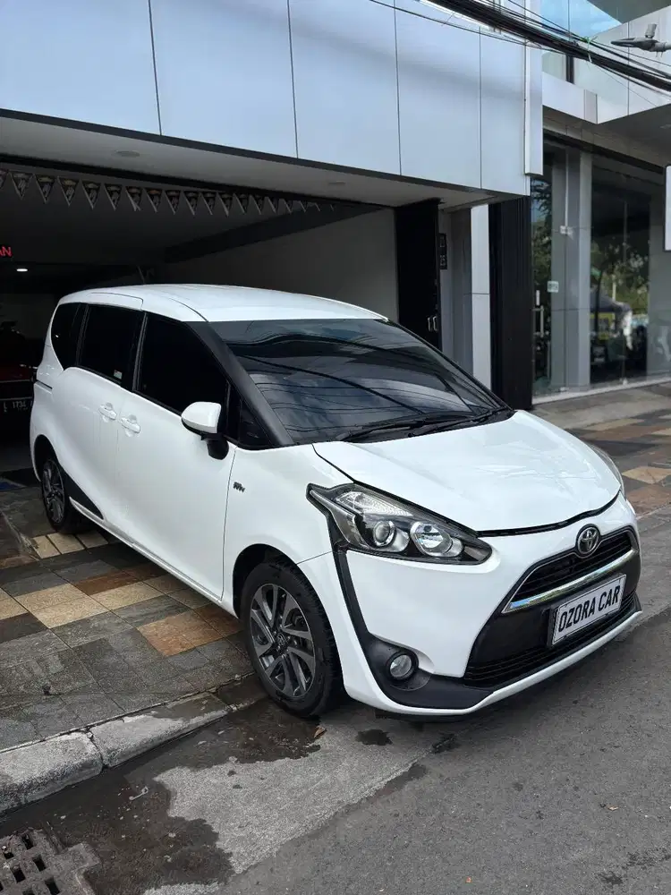 Toyota SIENTA 1.5 V A/T