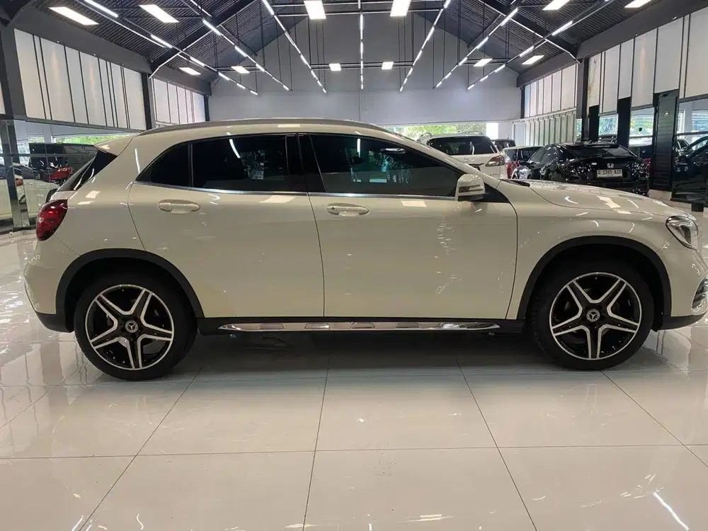 MERCEDES BENZ GLA200 AT