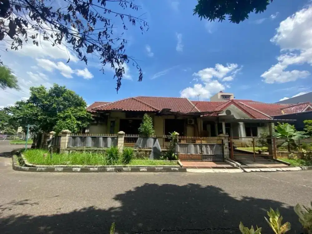 Rumah Hoek Lingkungan Tenang di Karawaci Strategis Elit Taman Luas