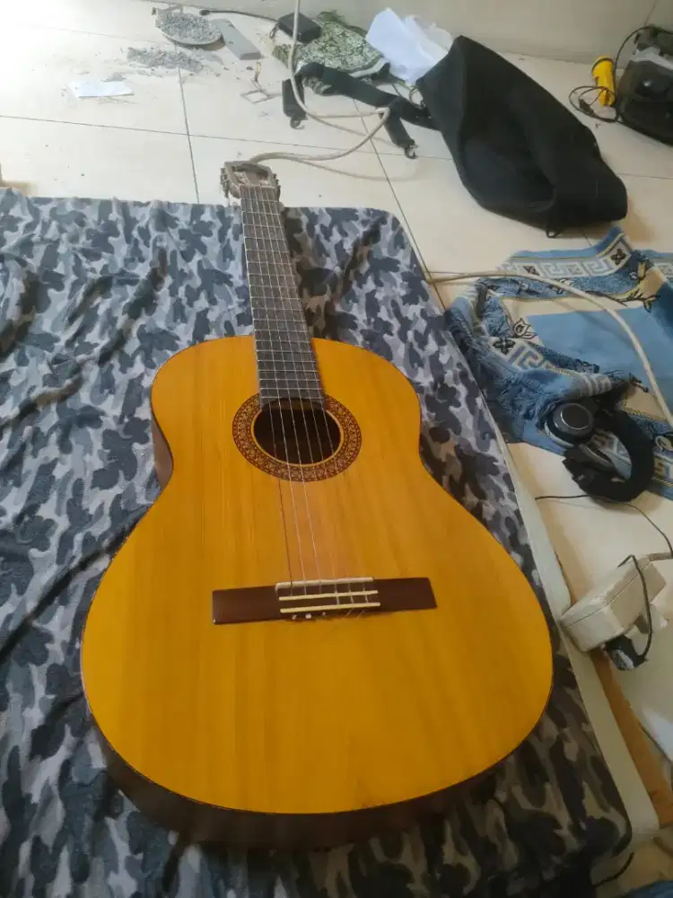 Gitar Yamaha akustik nylon