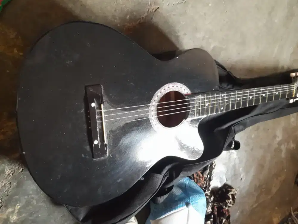 Gitar akustik Yamaha