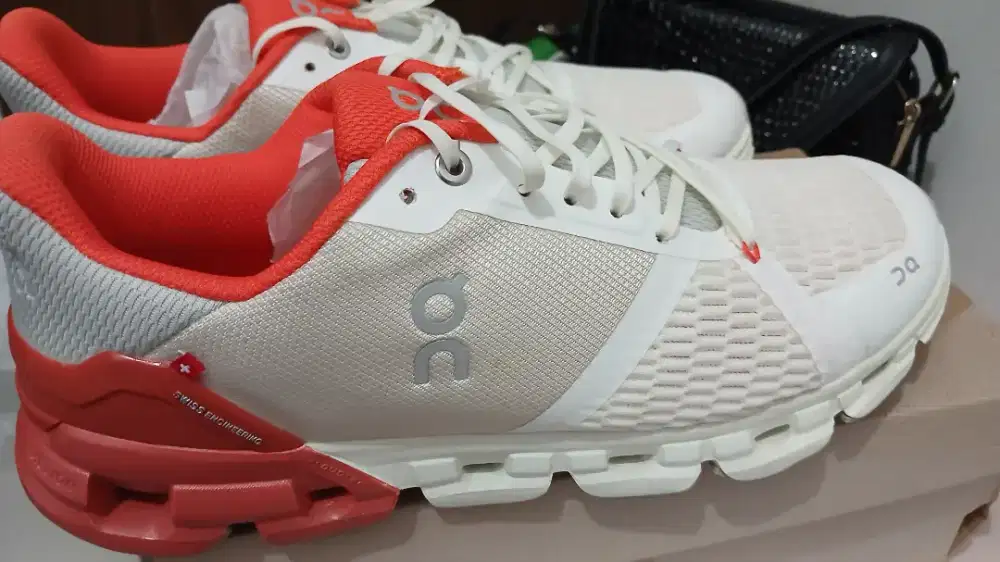 2 Sepatu ON CLOUD mate 44