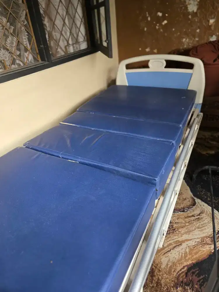 Tempat tidur dan kasurnya