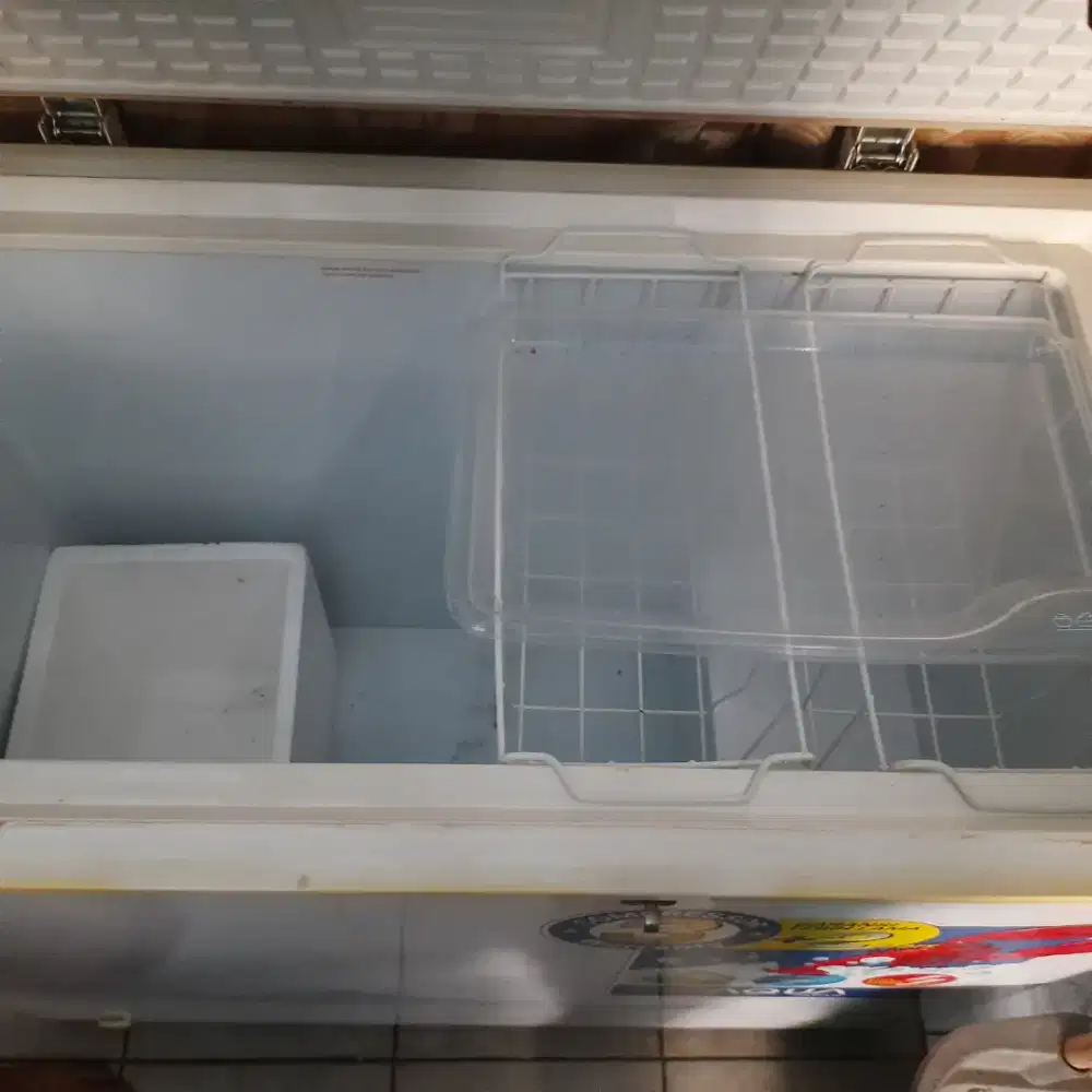 Freezer second kondisi baik