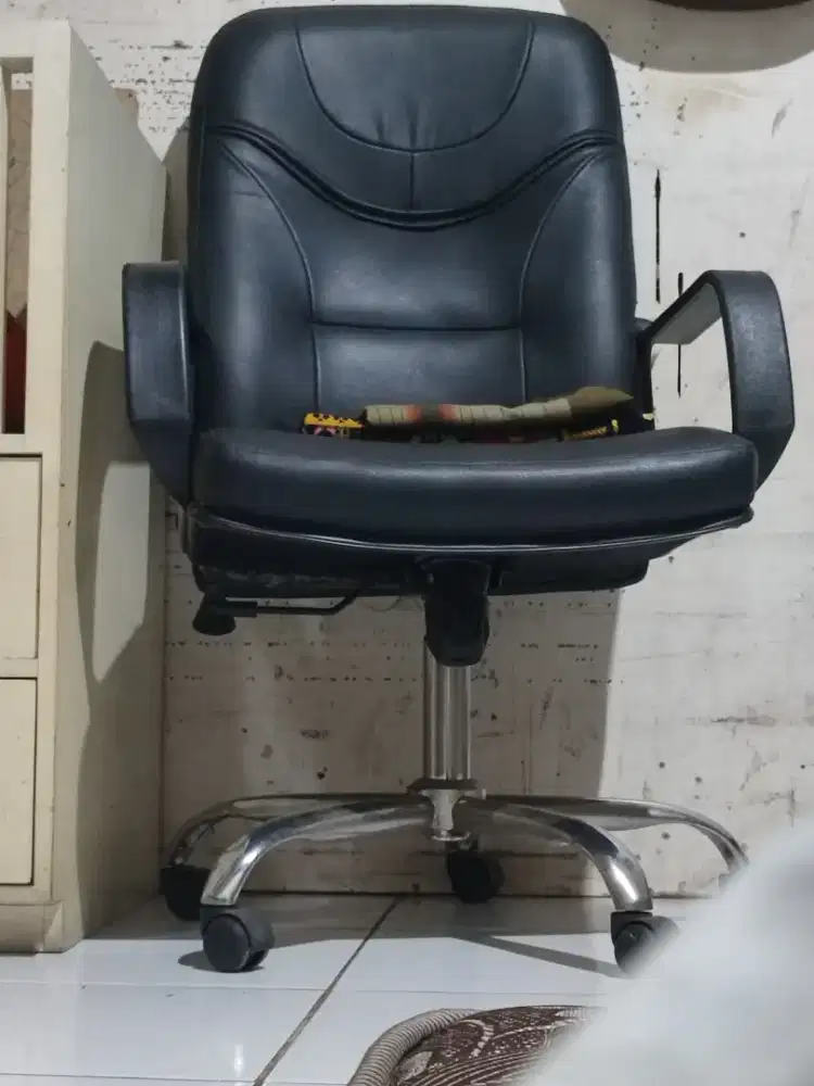 kursi kantor direktur hitam bekas-busa tebal dan hidrolik normal