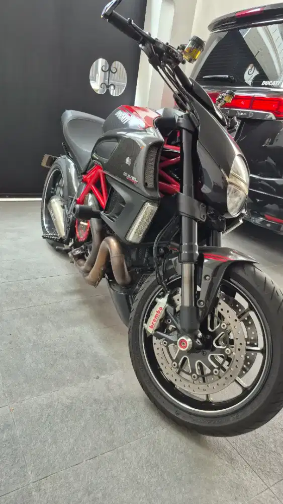 Ducati Diavel red carbon 2012 paper