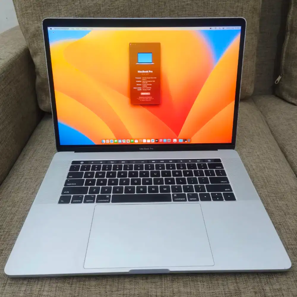 Macbook pro retina 15 inch touchbar 2017 core i7 ram 16 ssd 512
