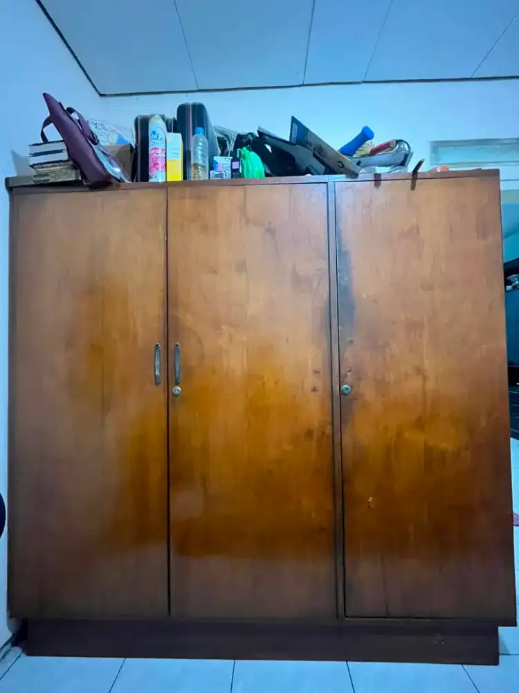 Dijual lemari pakaian jati solid asli 3 pintu