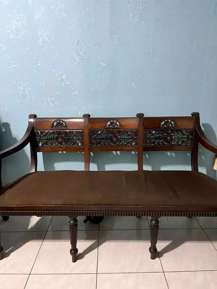 Dijual 1 set kursi & meja jati ukir
