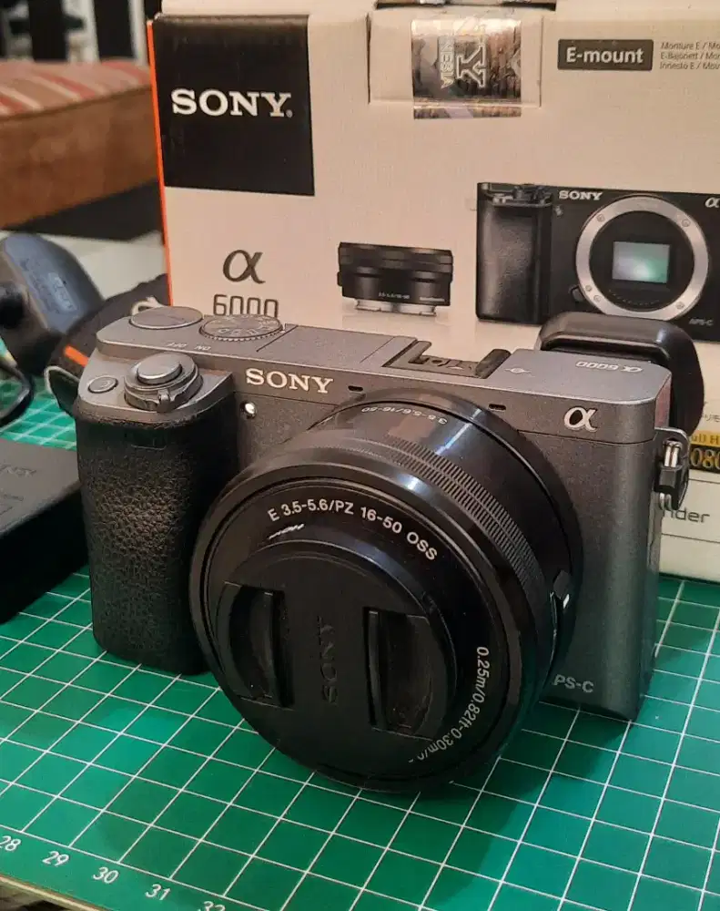 Sony A6000 Graphite Gray + Lensa Kit 16-50mm Graphite