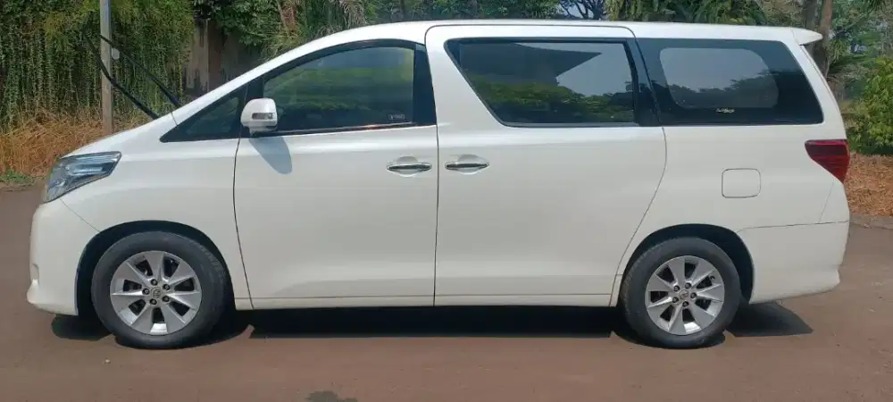 Mobil Alphard 2.400 G A/T tahun 2014