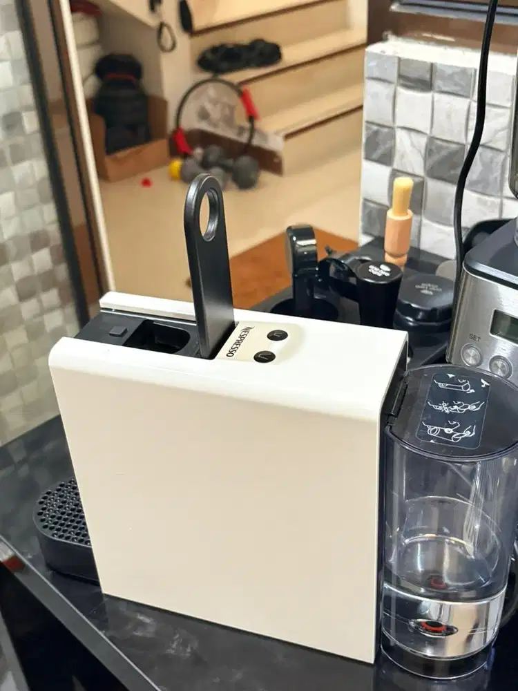 Mesin kopi Nespresso essenza mini