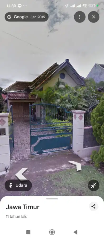 Rumah dengan halaman luas
