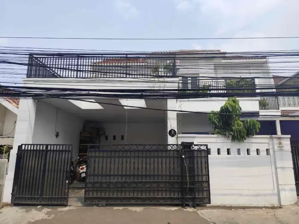 rumah besar  dua lantai jakarta selatan