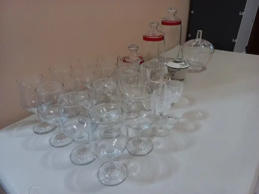 Gelas wine dan toples kaca