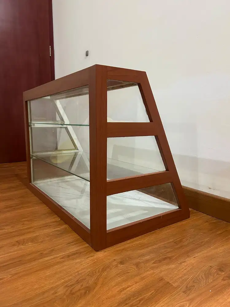 Rak Etalase Display Kaca Untuk Kafe atau Restoran