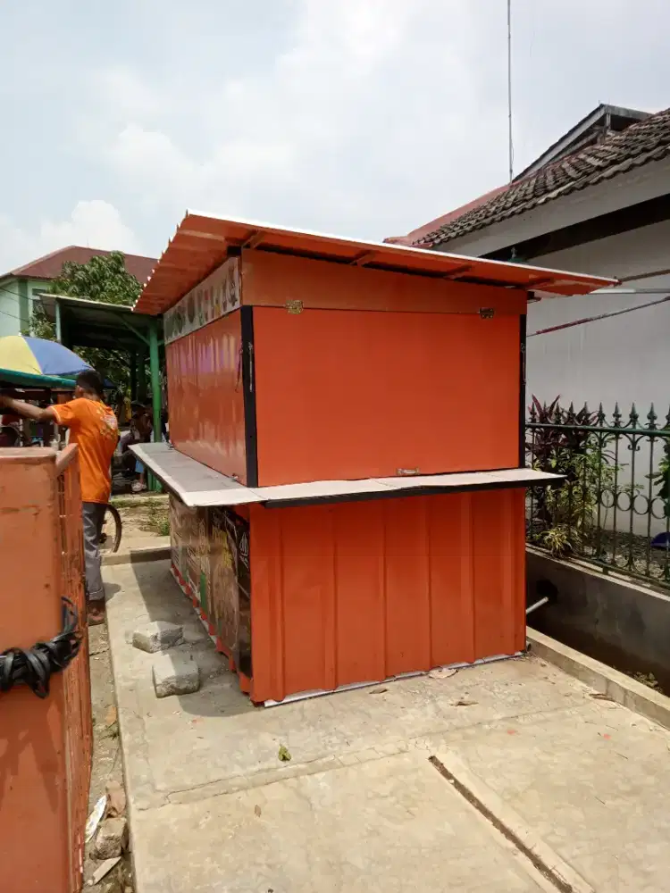 Booth container