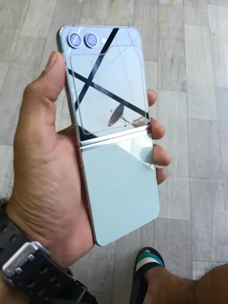 SAMSUNG Z PLIP 5 LENGKAP MINUS LCD TOMPEL