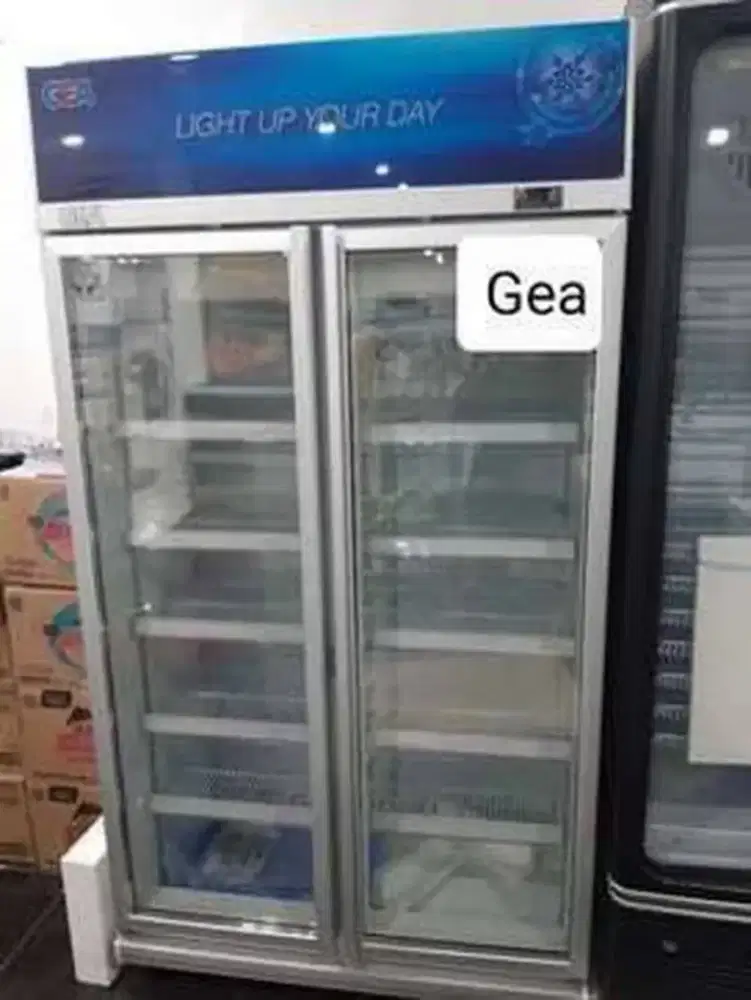 SHOWCASE UNTUK FARMASI MERK GEA
