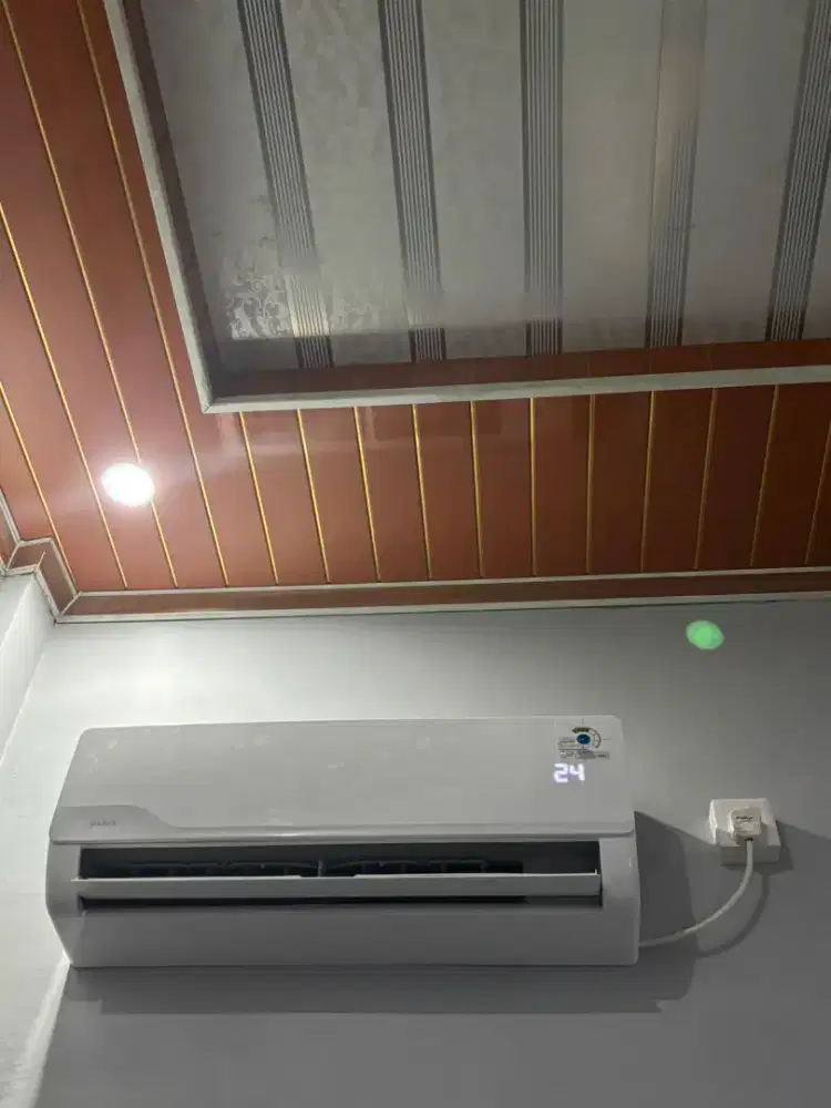 Dijual AC Midea 1PK pemakaian pribadi nominus yaaa baru pemakaian 4bln