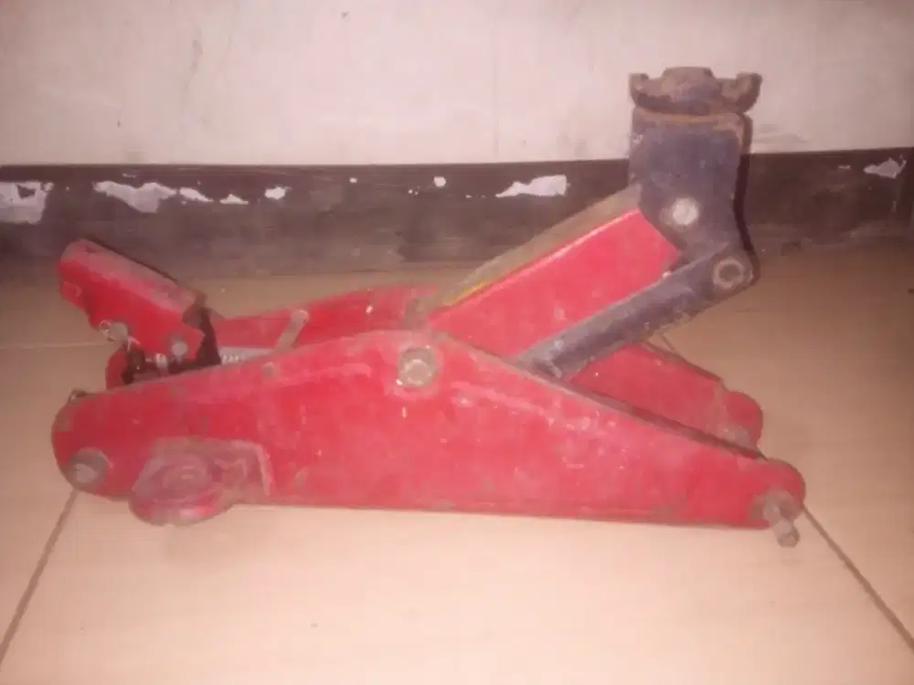 Dongkrak mobil. Dongkrak buaya