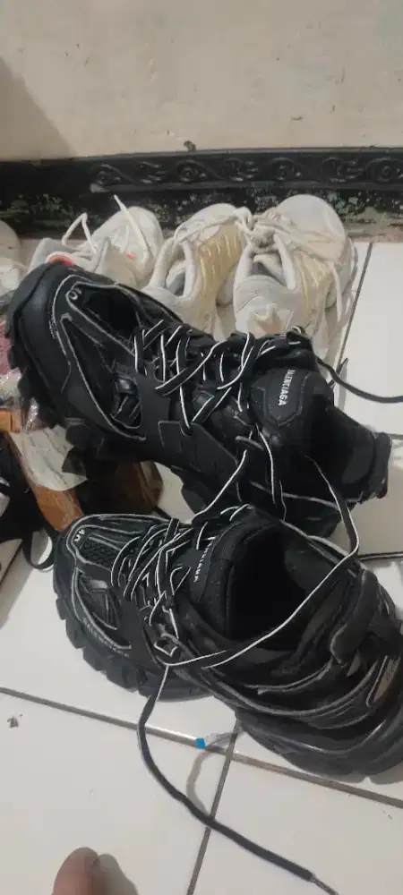 Thrifting sepatu BALANCIAGA track full black size 40
