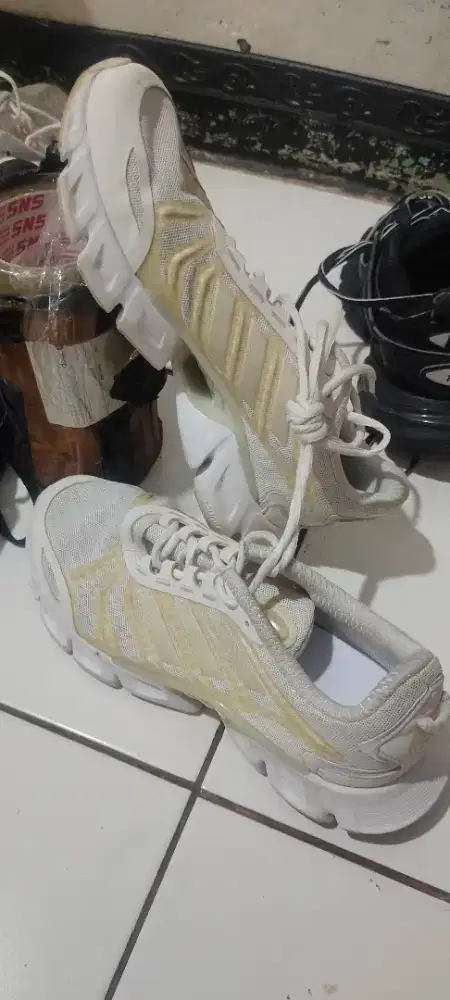 Thrifting sepatu ADIDAS full white size 41