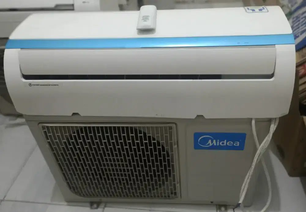 Jual ac midea 1/2 pk lowatt  330 watt kondisi 95% ori semu