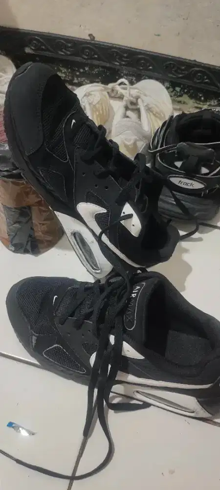 Thrifting sepatu AIRMAX black n white size 42