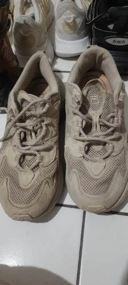 Thrifting sepatu FILA size 41 insole 26
