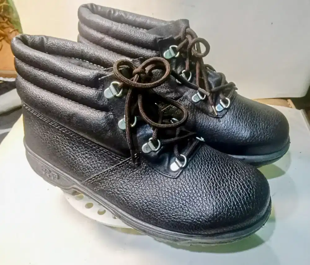 Size 40 - RF Securite - Sepatu Pria Safety Kulit Keren