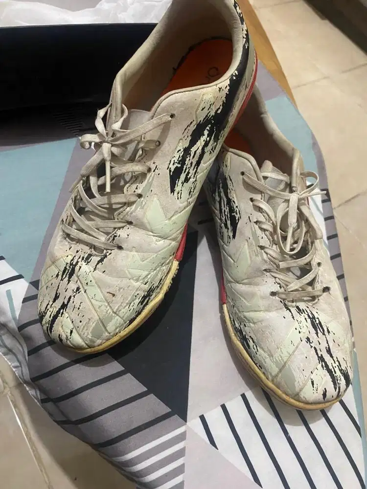 Sepatu bola dan futsal