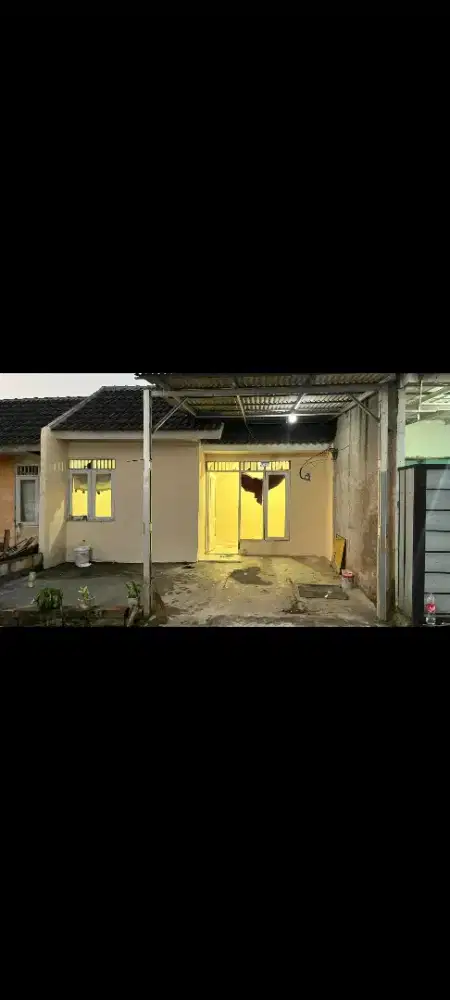 DIKONTRAKKAN RUMAH LENGKAP DENGAN CARPORT