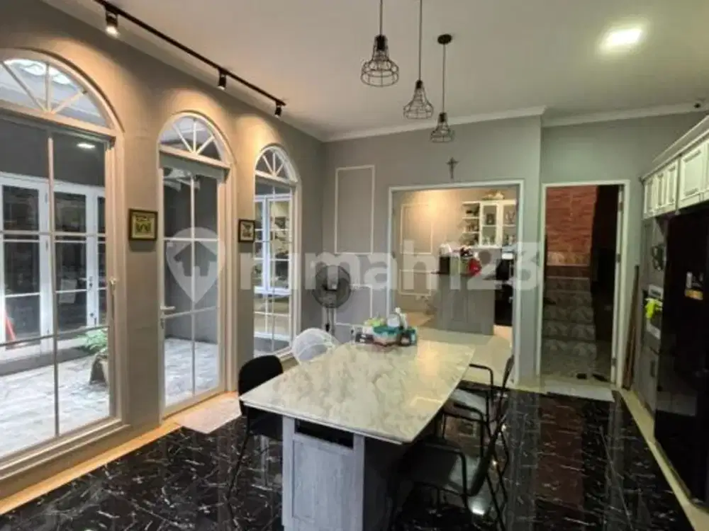 Dijual Rumah 2 1/2Lt Full Furnished Cluster Alicante Gading Serpong
