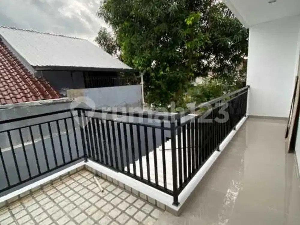 Dijual Rumah Renov 2 Lantai di Regency Villa Melati Mas